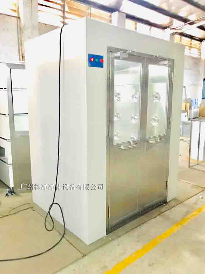 風淋室是一種密閉的凈化設(shè)備,主要由外殼、風淋噴嘴、風機、空氣過濾器、控制系統(tǒng)等部分組成。 風淋室是一種密閉的凈化設(shè)備,主要由外殼、風淋噴嘴、風機、空氣過濾器、控制系統(tǒng)等部分組成。