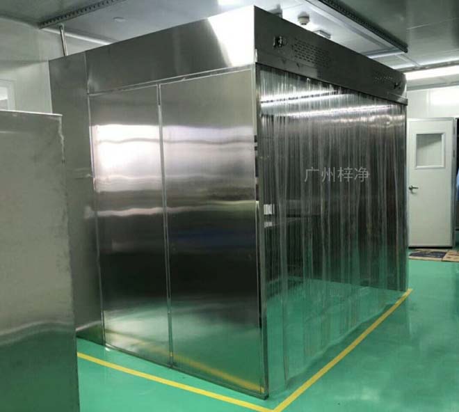 負(fù)壓稱量罩內(nèi)空氣經(jīng)初效過(guò)濾器、由離心風(fēng)機(jī)壓入靜壓箱,在經(jīng)高效過(guò)濾器后從氣流擴(kuò)散送風(fēng)單元出風(fēng)面吹出,潔凈空氣以均勻的斷面風(fēng)速流經(jīng)工作區(qū),從而形成高潔凈的工作環(huán)境。 負(fù)壓稱量罩內(nèi)空氣經(jīng)初效過(guò)濾器、由離心風(fēng)機(jī)壓入靜壓箱,在經(jīng)高效過(guò)濾器后從氣流擴(kuò)散送風(fēng)單元出風(fēng)面吹出,潔凈空氣以均勻的斷面風(fēng)速流經(jīng)工作區(qū),從而形成高潔凈的工作環(huán)境。