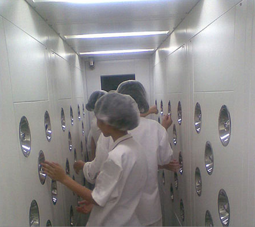 在進(jìn)入風(fēng)淋室之前,必須先脫去個(gè)人衣物,更換成潔凈服。 在進(jìn)入風(fēng)淋室之前,必須先脫去個(gè)人衣物,更換成潔凈服。