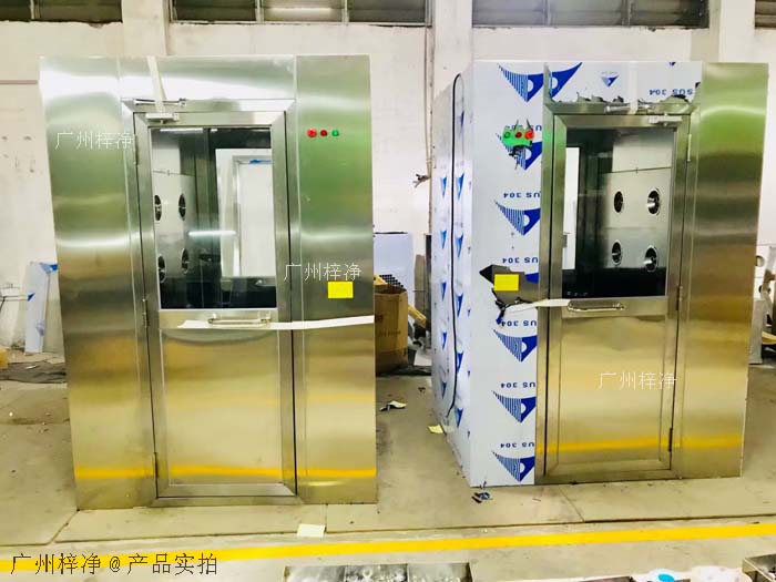 風(fēng)淋室安裝地面應(yīng)平整、堅實，無油污、水漬等。