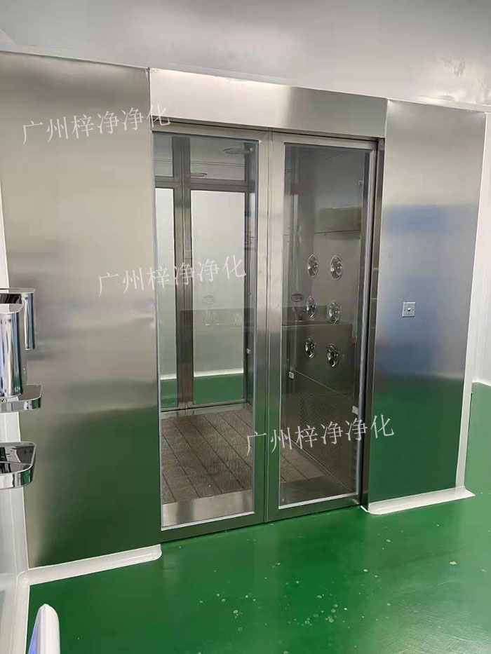 對于貨淋室，則通常位于物料進入潔凈室的位置