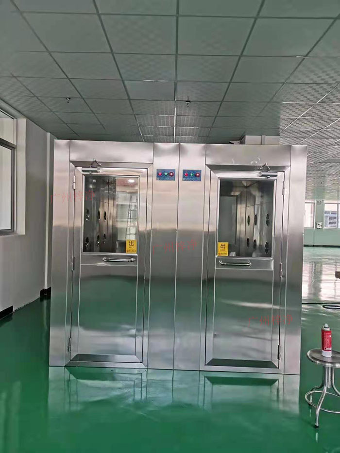 風淋室主要功能是通過快速氣流的作用,去除人員和物料表面攜帶的塵埃和微生物,以確保進入潔凈室的人員和物料不會污染車間環(huán)境。 風淋室主要功能是通過快速氣流的作用,去除人員和物料表面攜帶的塵埃和微生物,以確保進入潔凈室的人員和物料不會污染車間環(huán)境。