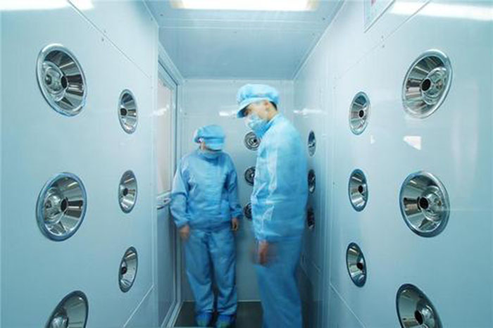 風淋室的主要功能是通過高速氣流對人體或物品進行瞬間凈化。