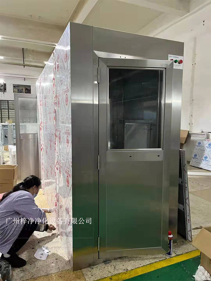 風(fēng)淋室可能會(huì)遇到各種問題,影響風(fēng)淋室正常運(yùn)作和潔凈室的整體環(huán)境。 風(fēng)淋室可能會(huì)遇到各種問題,影響風(fēng)淋室正常運(yùn)作和潔凈室的整體環(huán)境。