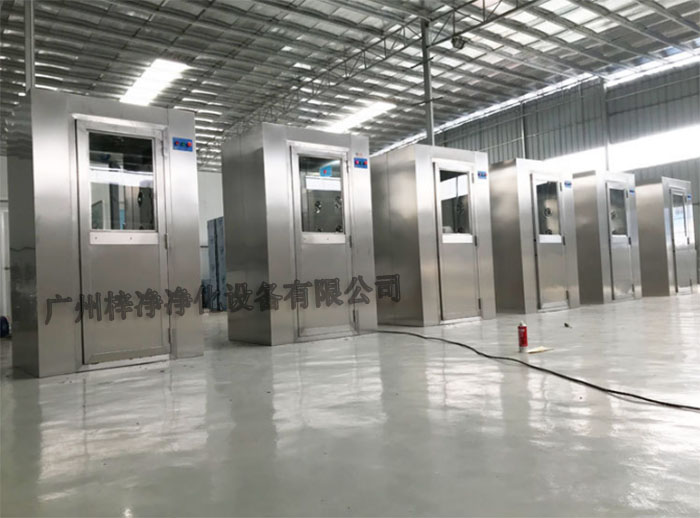 風淋室可以有效去除進入實驗室人員的衣物、頭發等表面攜帶的塵埃和微粒,降低實驗室內的污染風險。 風淋室可以有效去除進入實驗室人員的衣物、頭發等表面攜帶的塵埃和微粒,降低實驗室內的污染風險。