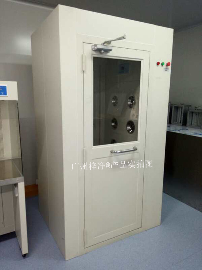 風(fēng)淋室運行過程中產(chǎn)生的噪音可能會對操作人員造成不適,影響工作效率。 風(fēng)淋室運行過程中產(chǎn)生的噪音可能會對操作人員造成不適,影響工作效率。